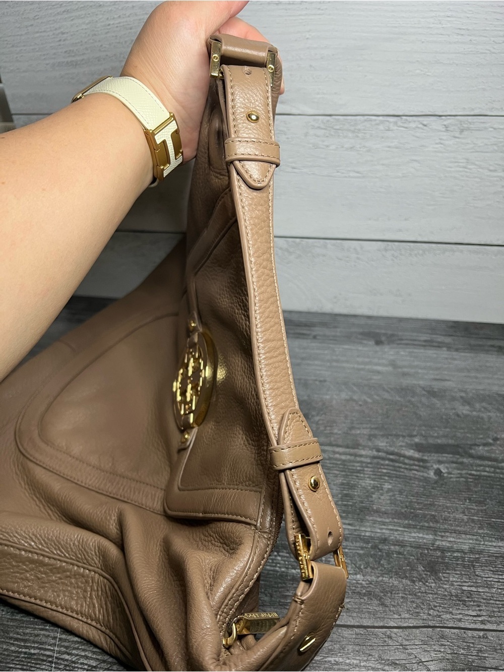 Tory Burch Taupe Pebbled Leather Shoulder Bag with Gold Logo - Picture 5 of 7